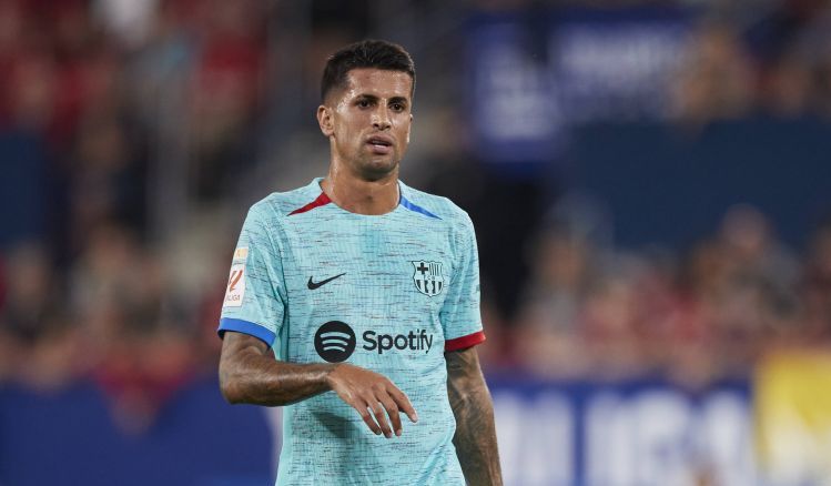 João Cancelo satiriza jogadores do Manchester City por má qualidade